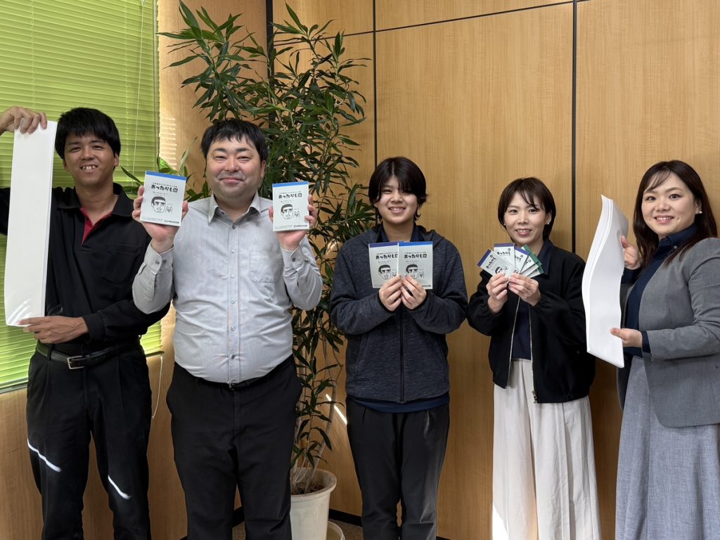 アップサイクルプロジェクトのメンバーが笑顔で作業する様子